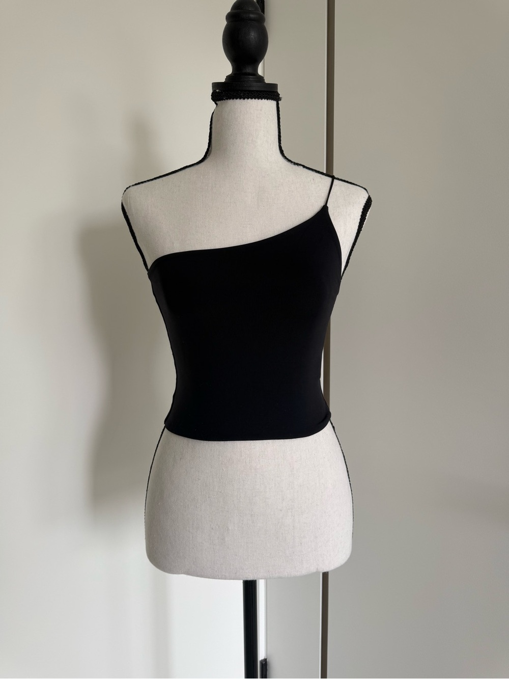 Babaton Asymmetric Contour One-Shoulder Black Tank